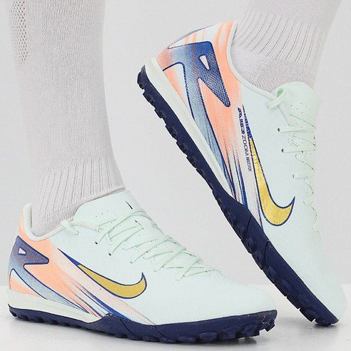 인조잔디 구장에서 축구하는 모습