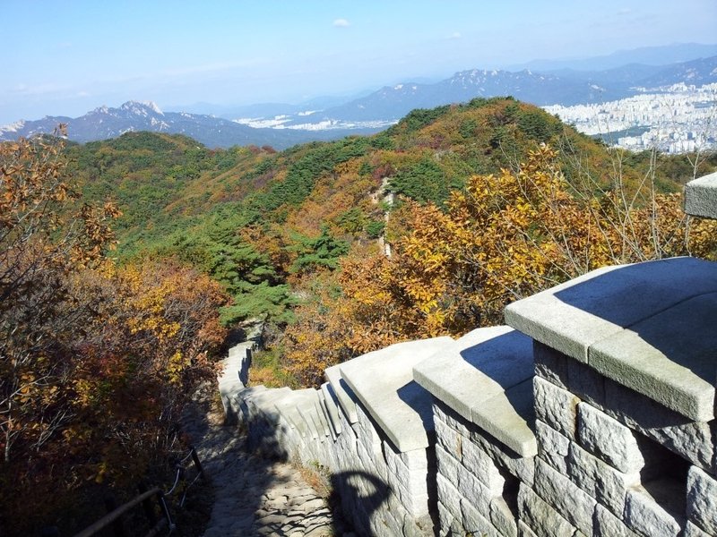 북한산 등산로 바위 구간 풍경