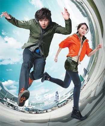 고어텍스 아우터를 입고 산행하는 모습