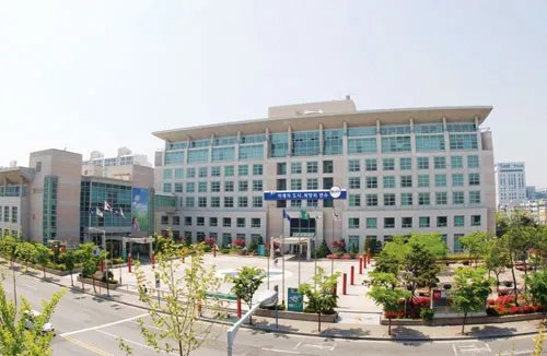 구청 공공 배드민턴장 — 가장 저렴하지만 예약 전쟁이 현실
