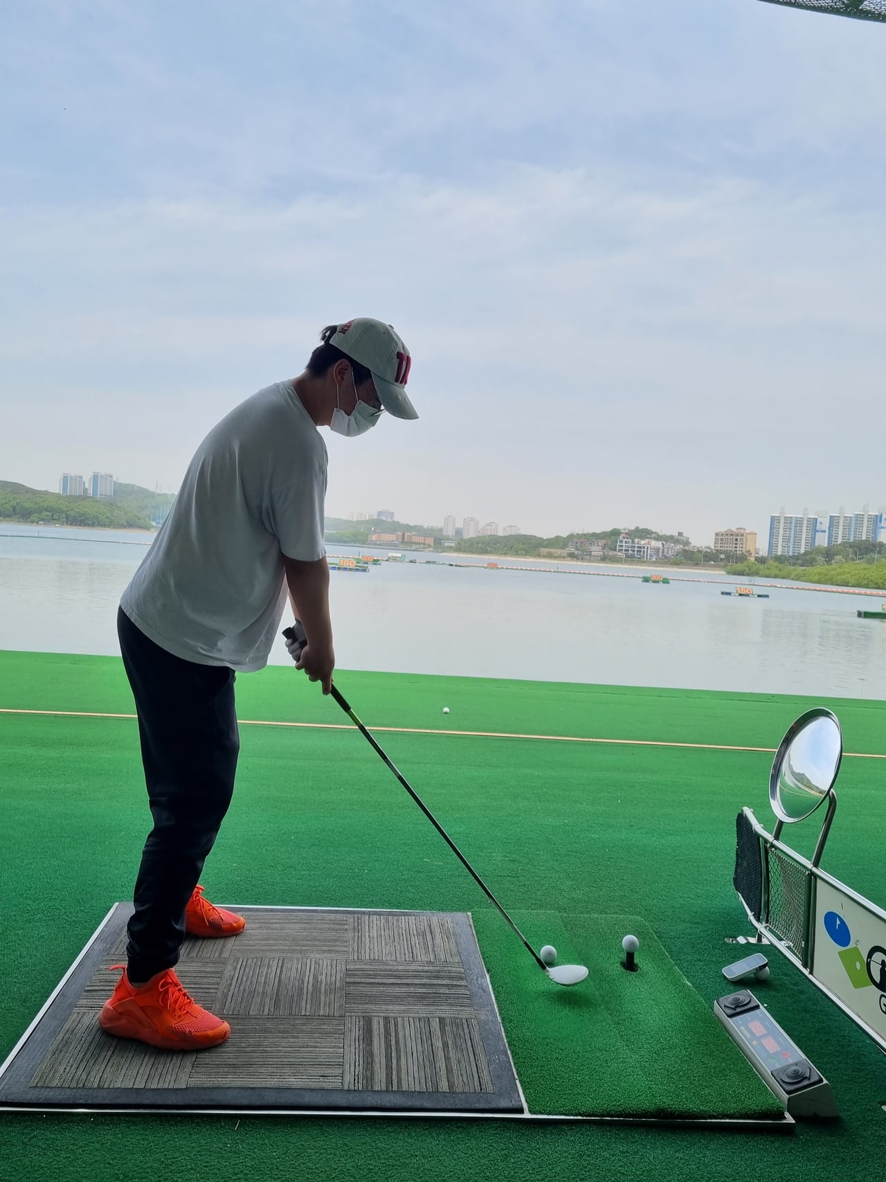 휴대용 골프 런치모니터 — 실외 연습장에서 비거리와 볼스피드를 측정하는 모습