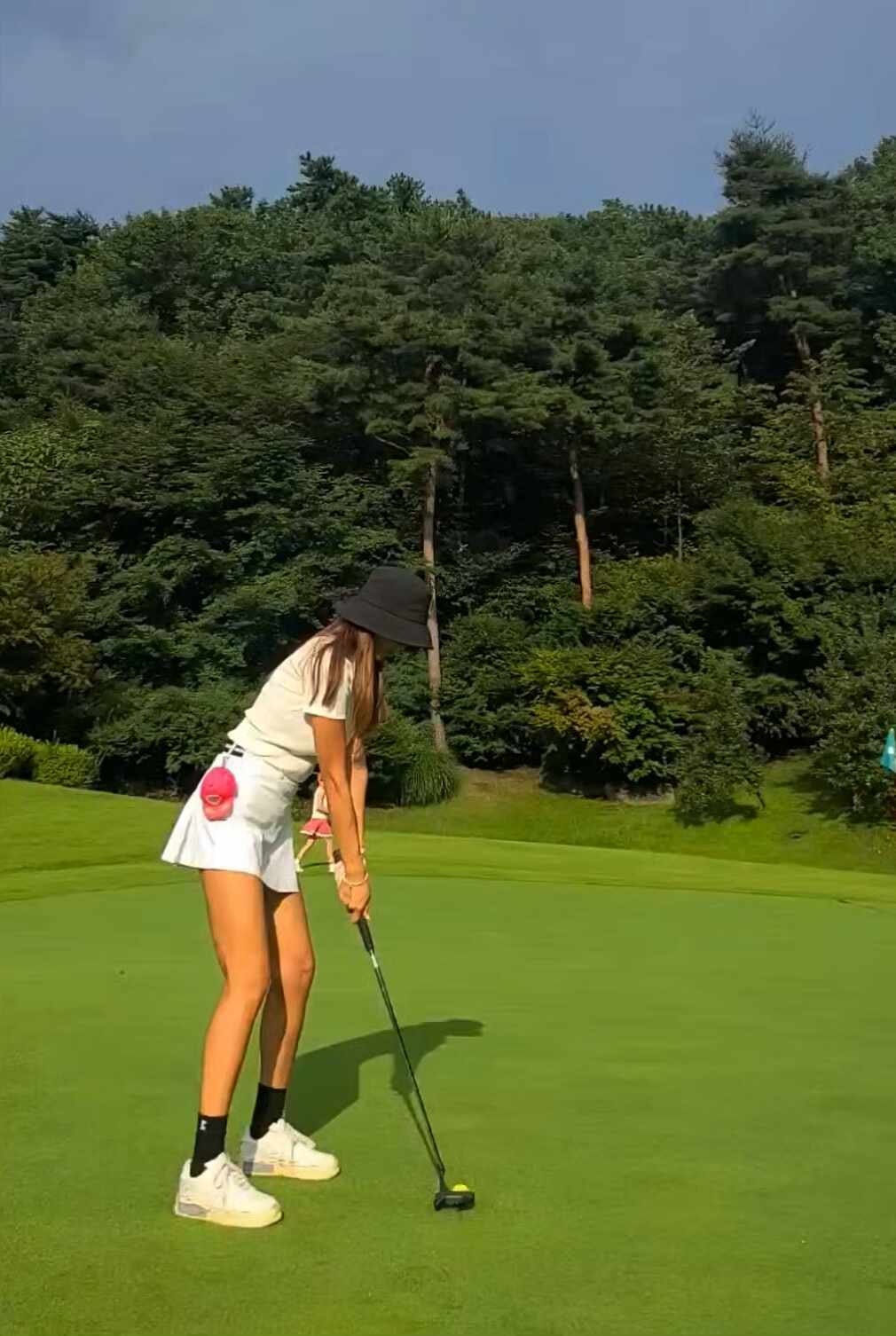 골프 폴로셔츠를 입고 페어웨이에서 라운딩하는 장면