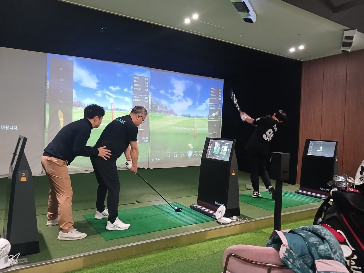 스크린골프 연습 — 화면 데이터를 보며 스윙을 점검하는 모습