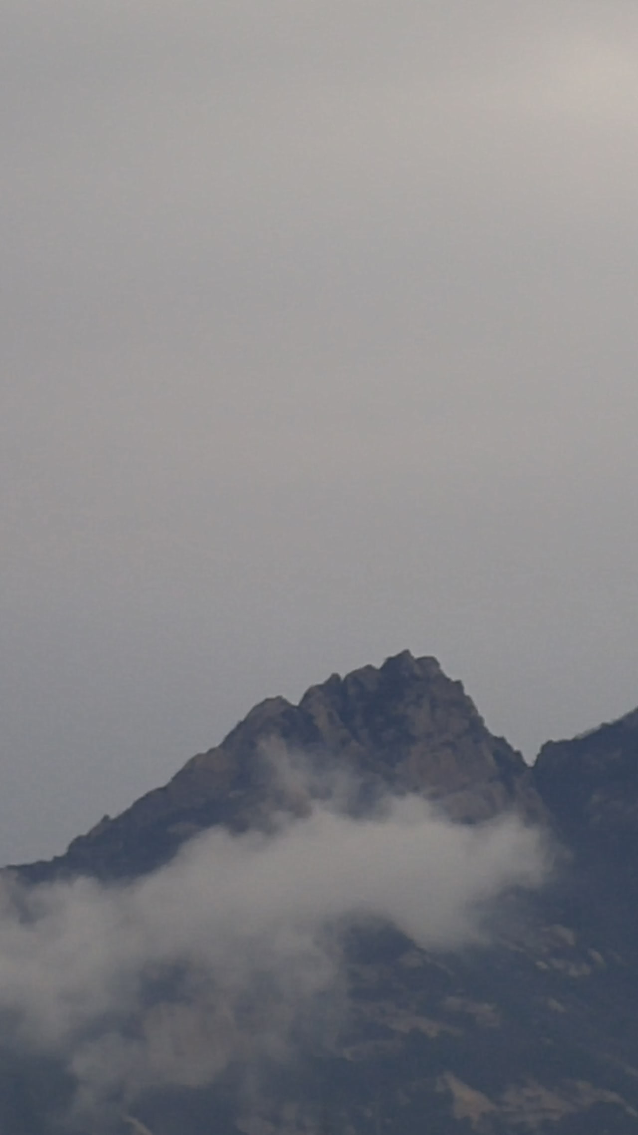 구름이 빠르게 흐르는 산 능선 — 산행 전 기상 판단의 핵심 장면