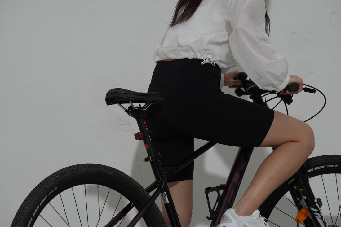 로드 자전거 안장 위에서 상체를 숙인 라이딩 자세 — 패드 위치와 압력 지점