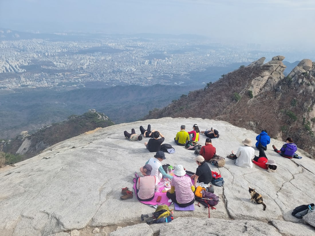 북한산 백운대 정상 일대의 화강암 봉우리