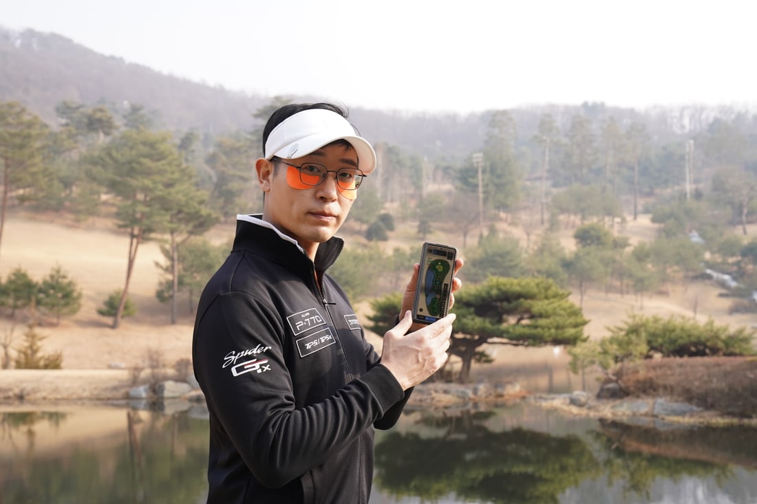 골프 GPS 거리측정 앱 화면 — 그린까지 남은 거리 표시