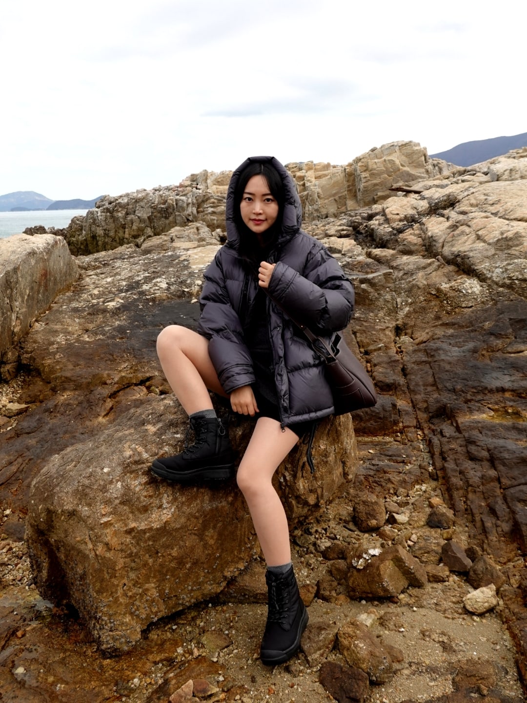 젖은 바위 위 등산화 접지 — 메가그립 컴파운드가 물기를 머금은 화강암을 물고 있다