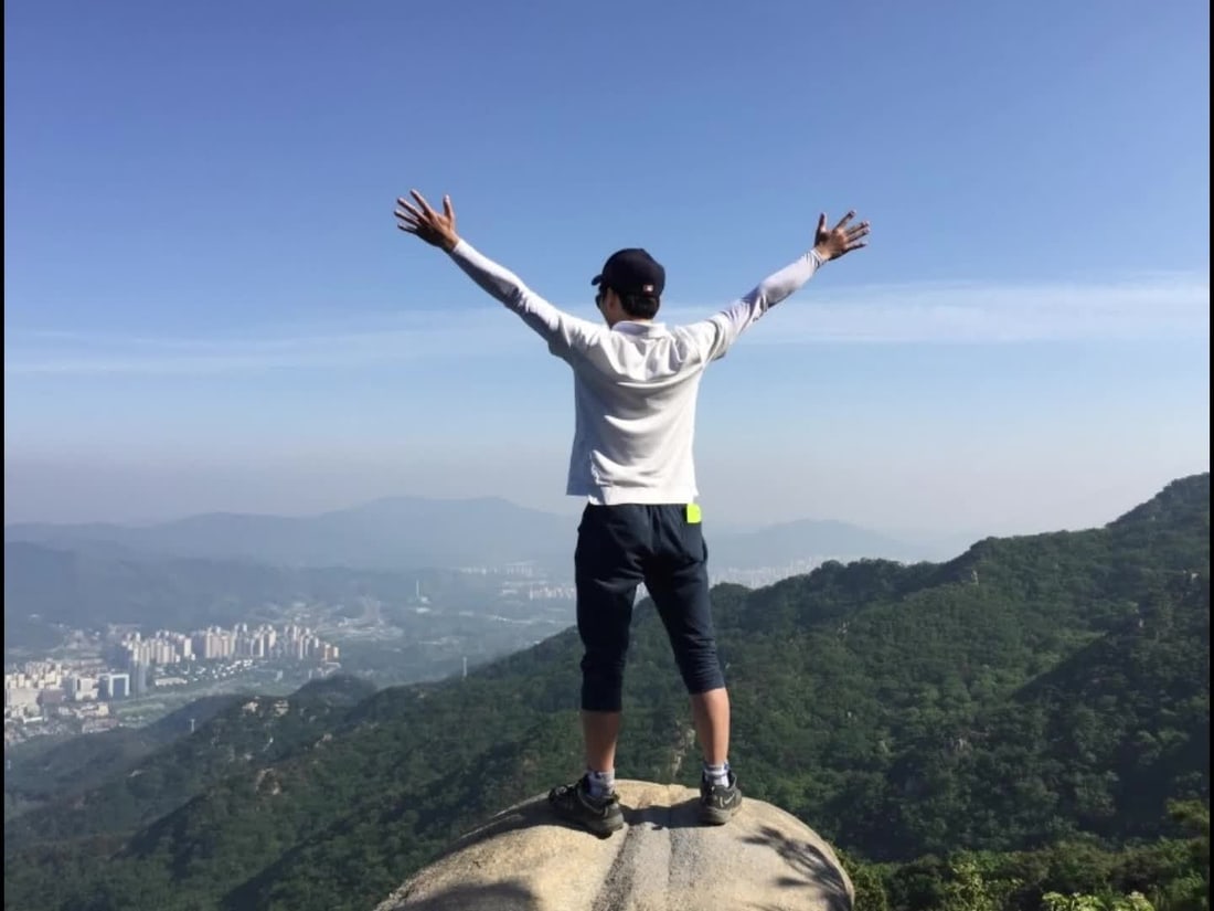 10발 아이젠을 착용한 등산화 발톱 클로즈업