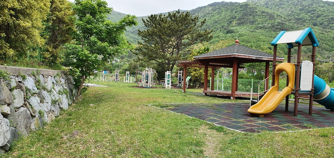 풀숲이 우거진 등산로 — 진드기·뱀 노출 구간
