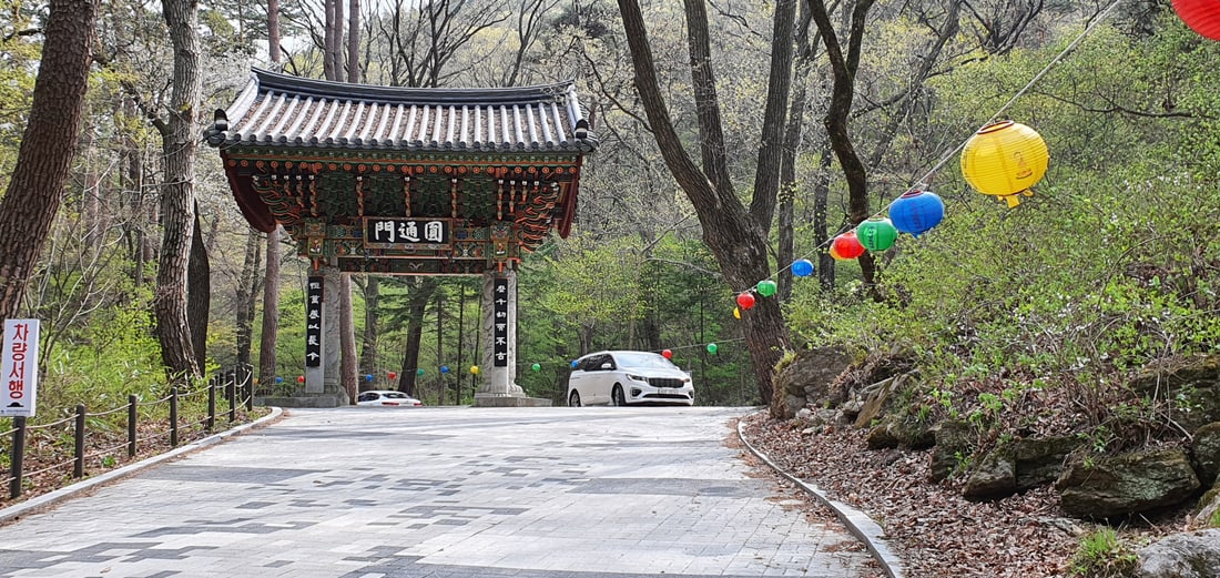치악산 구룡사 일주문과 계곡 — 구룡사 들머리 초입 풍경