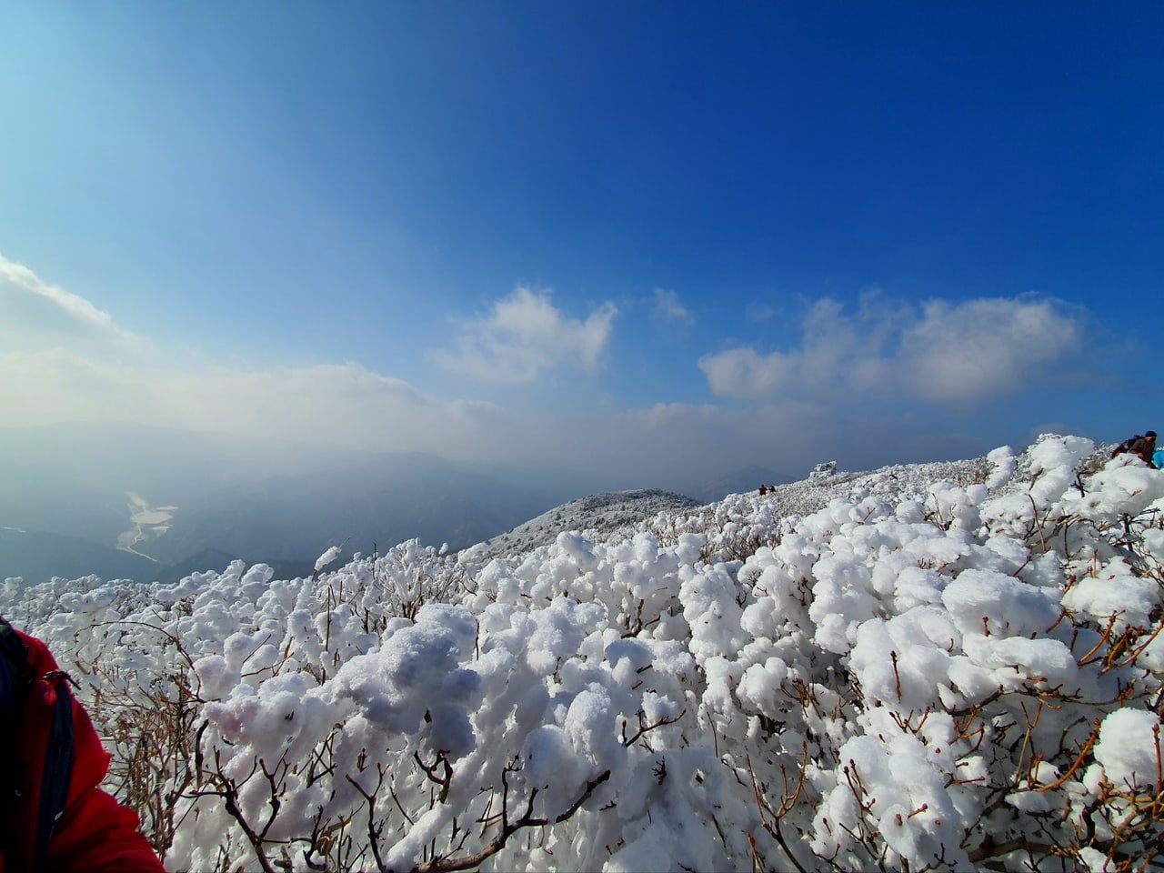 겨울 설산에서 무릎 아래까지 덮는 롱 게이터를 착용한 등산화