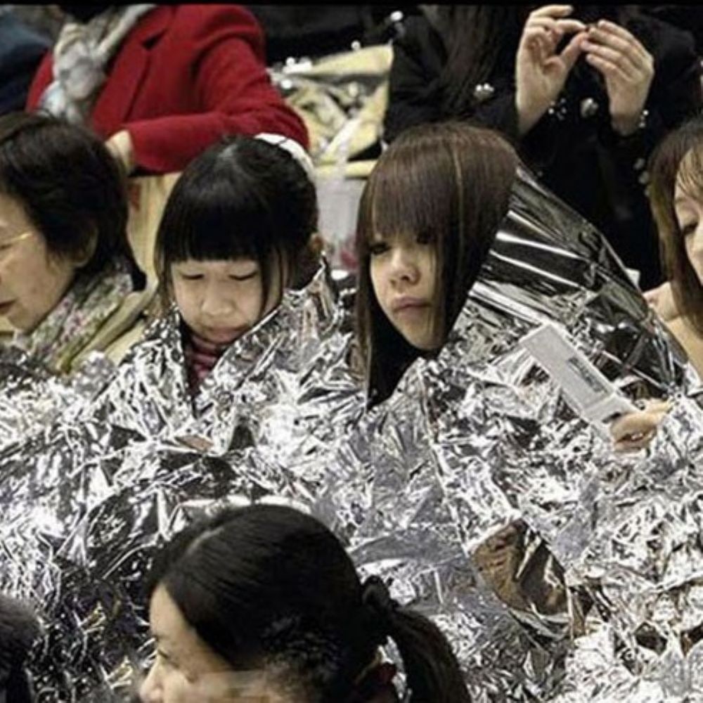 산악 조난 상황에서 펼친 은박 서바이벌 블랭킷 — 체온 손실을 막는 응급 보온